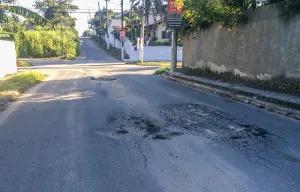 Maricá: Ruas recém-asfaltadas afundam e criam crateras 1 (foto: João Henrique / Maricá Info)
