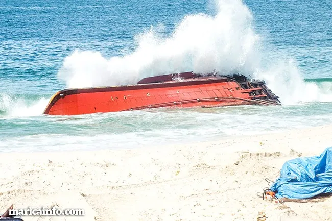 barco ponta negra encalhado praia marica