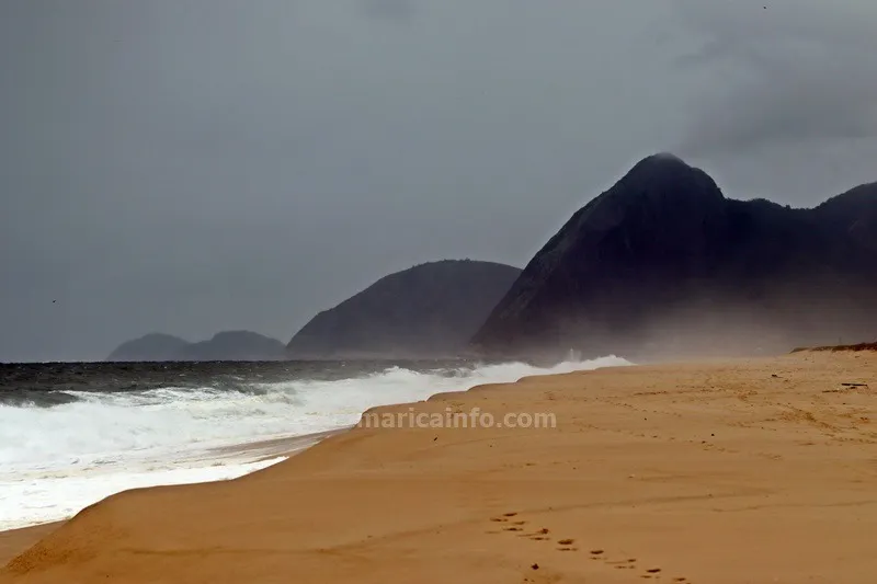 Ressaca Praia de Itaipuacu Pedra Elefante
