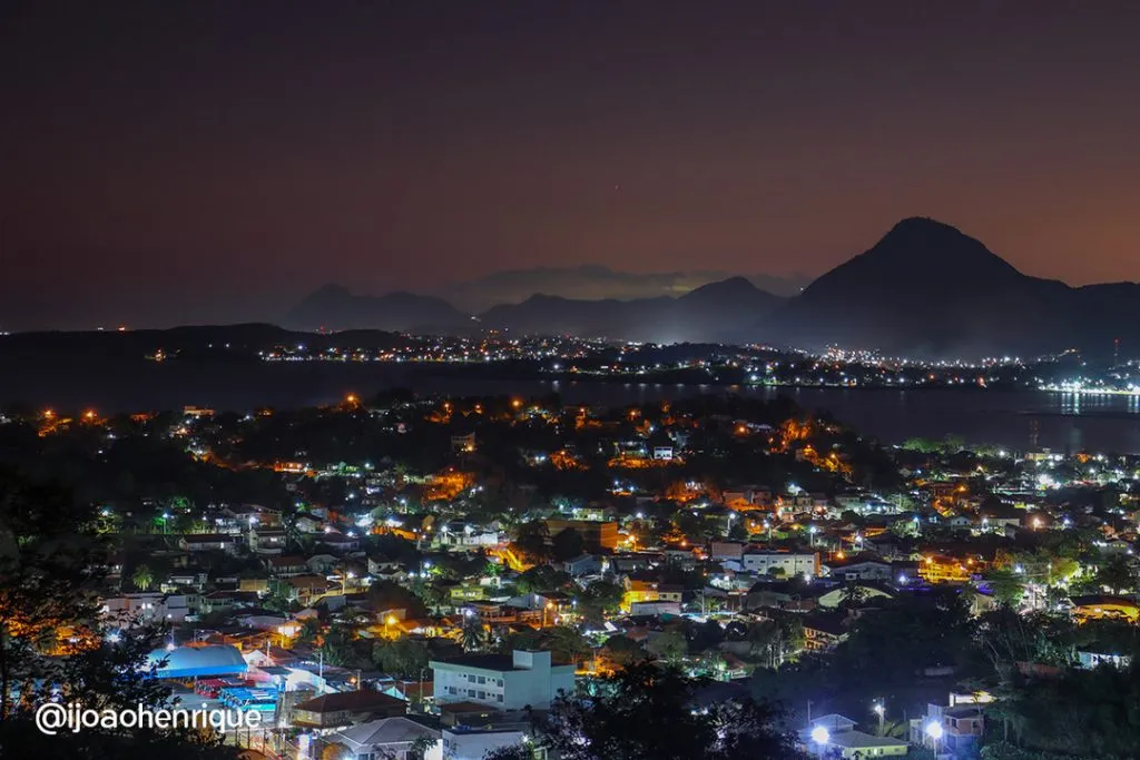 vista noturna mirante do caju marica rj