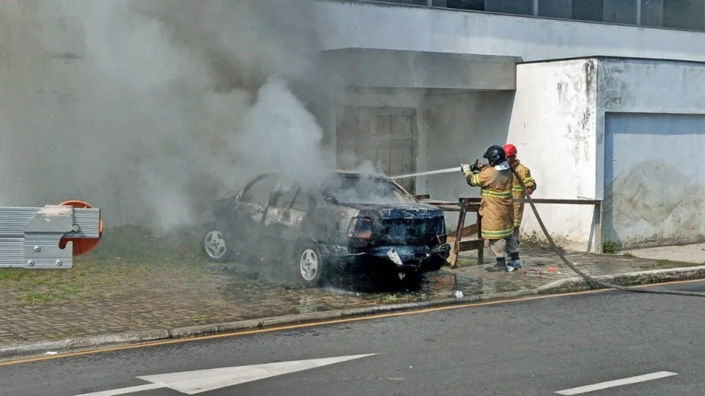 bombeiros fogo carro