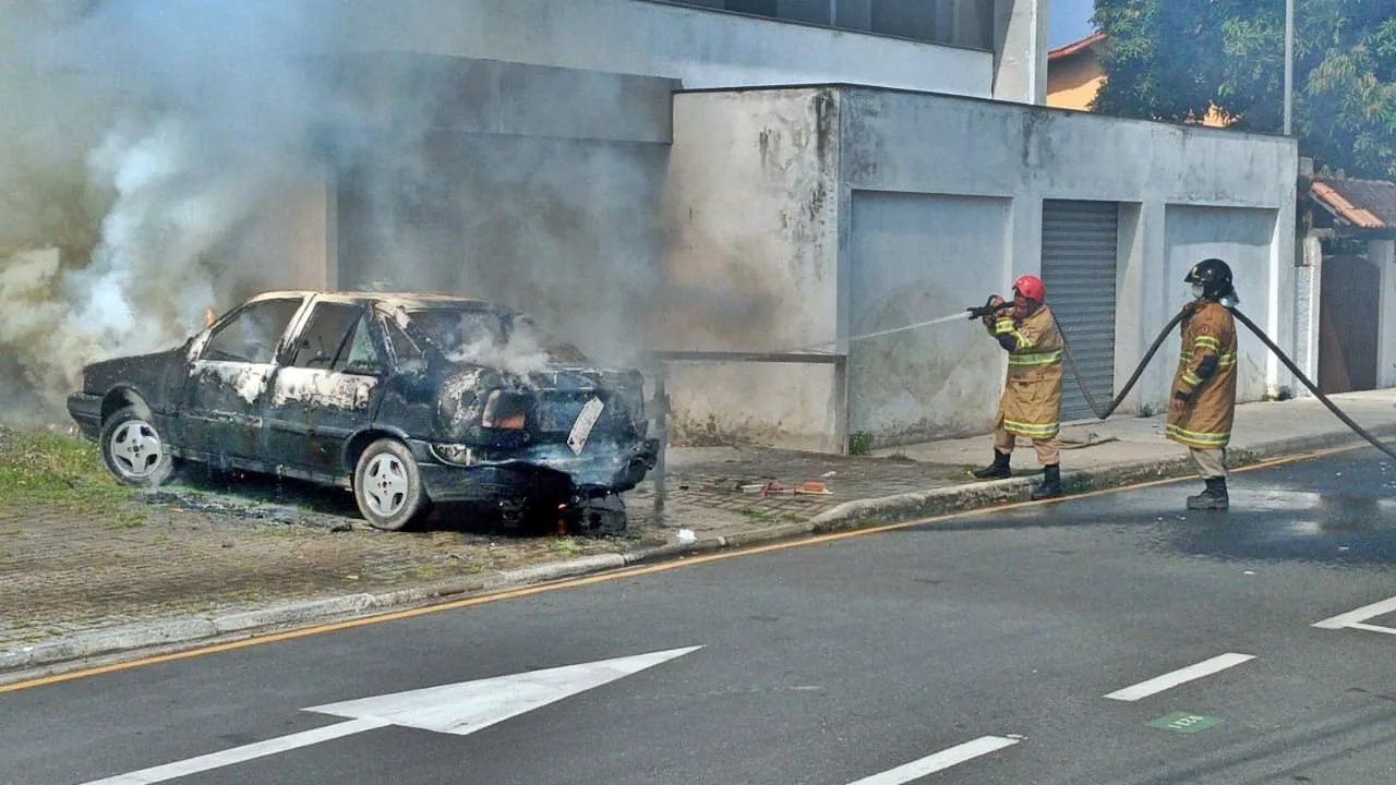 fogo carro bombeiros