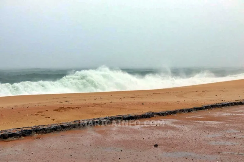 mar invade calcadao