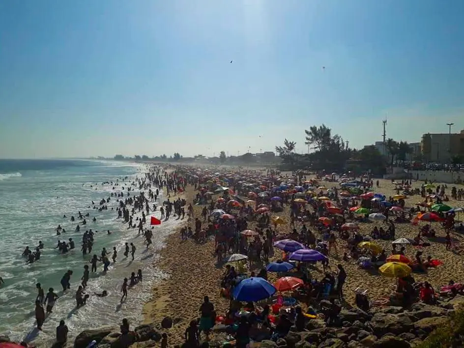 praia lotada ponta negra