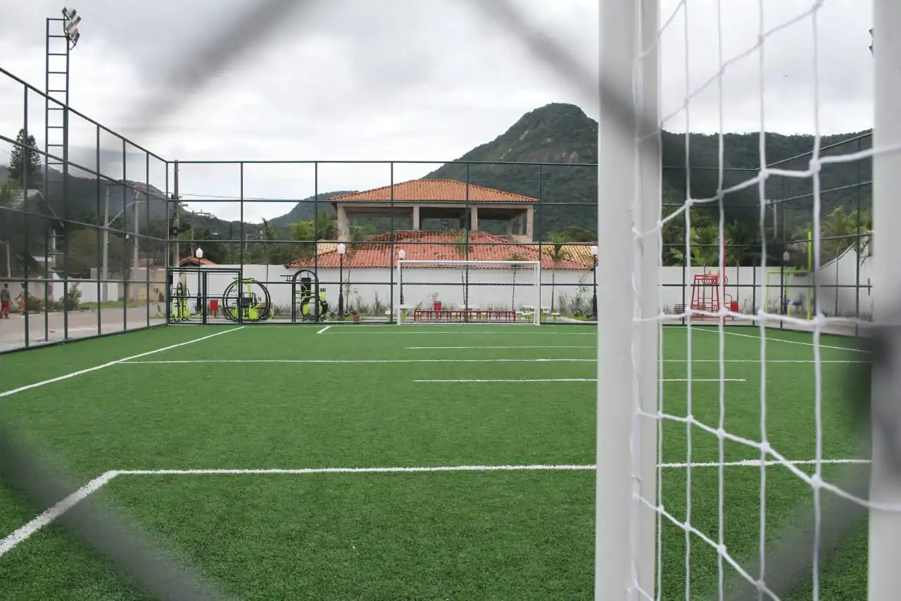 Maricá constrói campos de futebol de grama sintética em bairros 1 Campo sintetico
