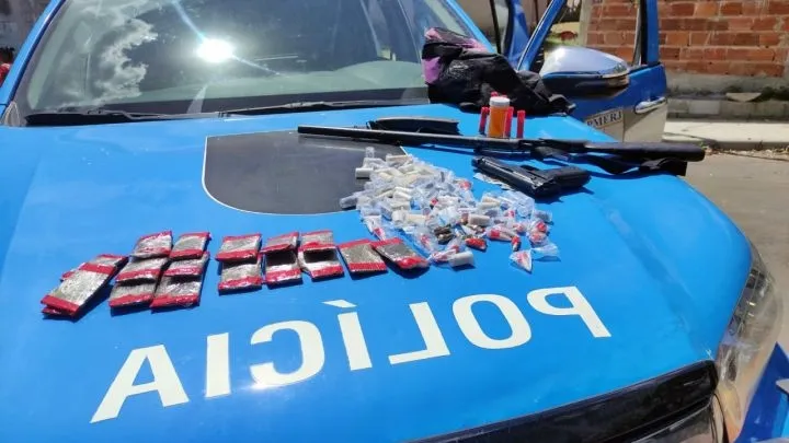 arma e drogas apreendidas bairro marica rj