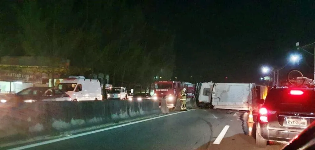 RJ-106: Caminhão de lixo tomba e complica o trânsito 2 acidente caminhao sao jose