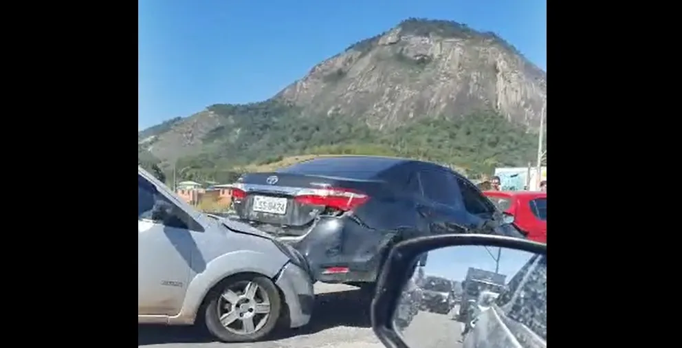 engavetamento rj106 sentido marica