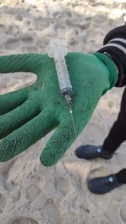 seringa lixo praia