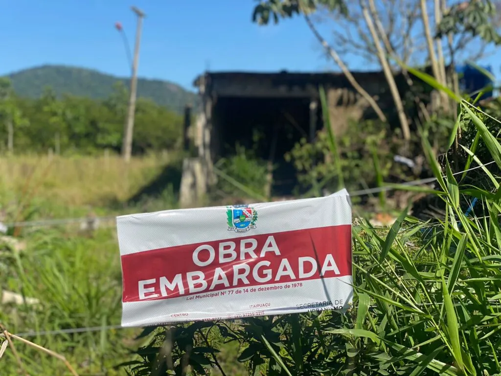 Maricá: Prefeitura demole construção abandonada 2 obra embargada inoa