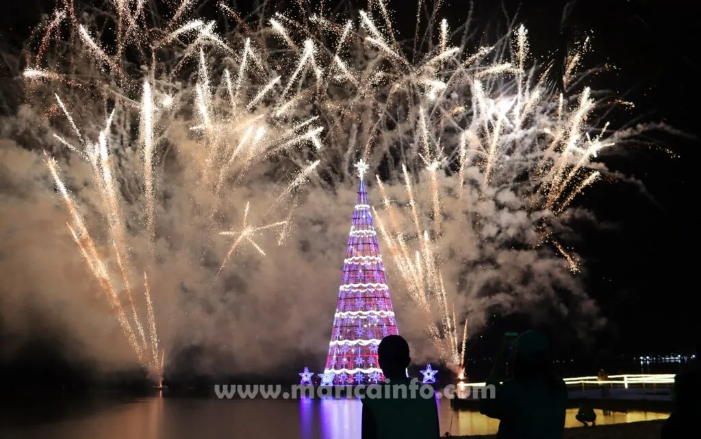 Maricá: Após dois adiamentos, árvore flutuante de Natal é inaugurada na Orla de Araçatiba 2 Natal Iluminado 2021 RJ Arvore Fogos Aracatiba