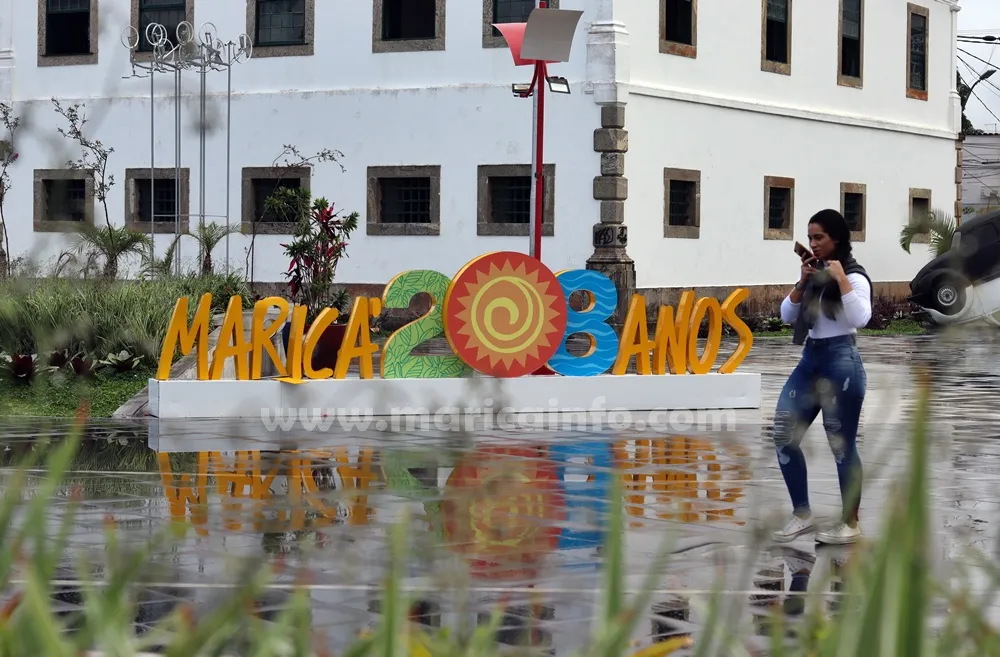 chuva tempo marica centro letreiro