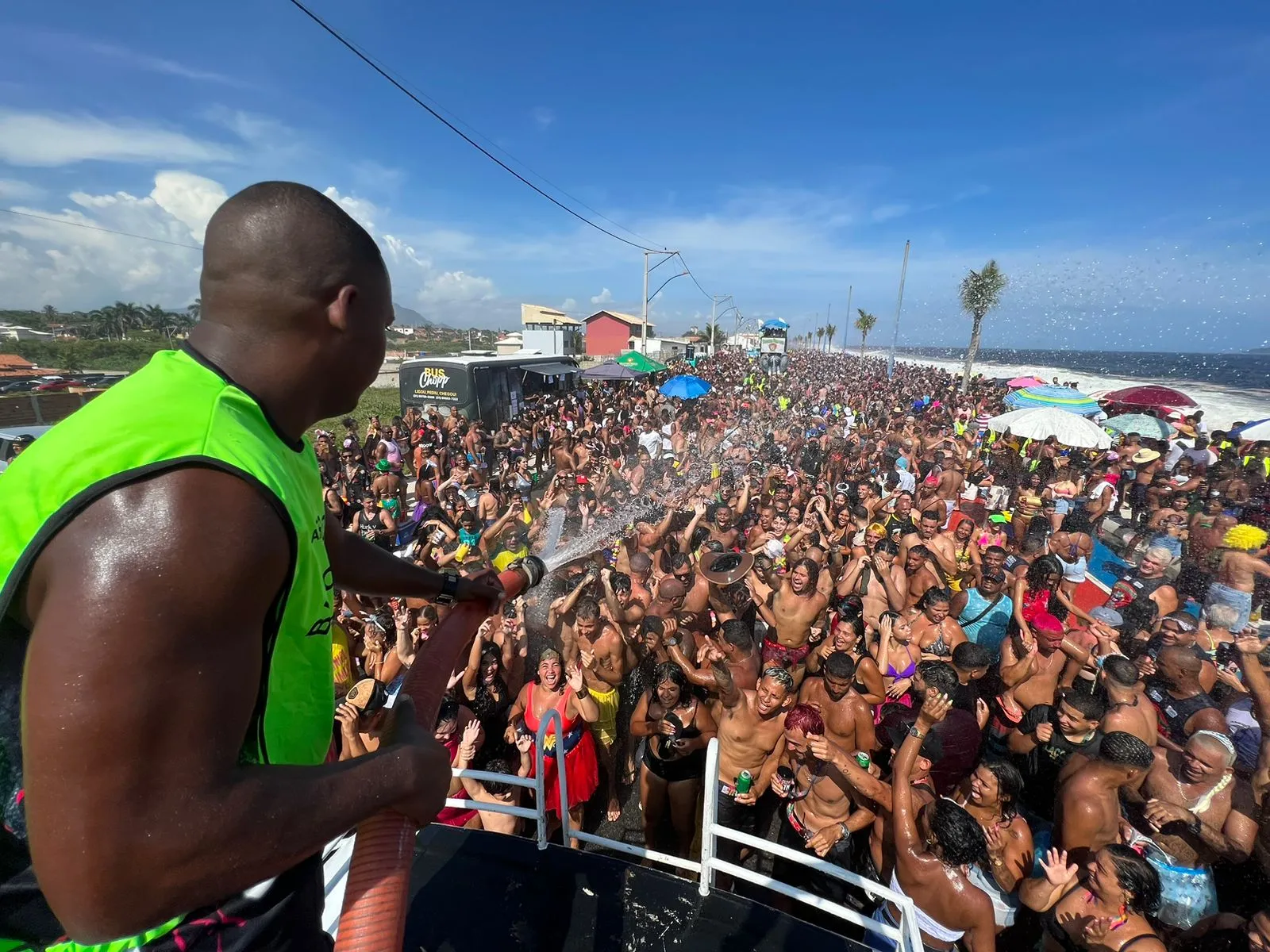 Bloco Tromba Nervosa arrastou multidão no Carnaval 2023 em Itaipuaçu. (foto: Adriano Marçal)