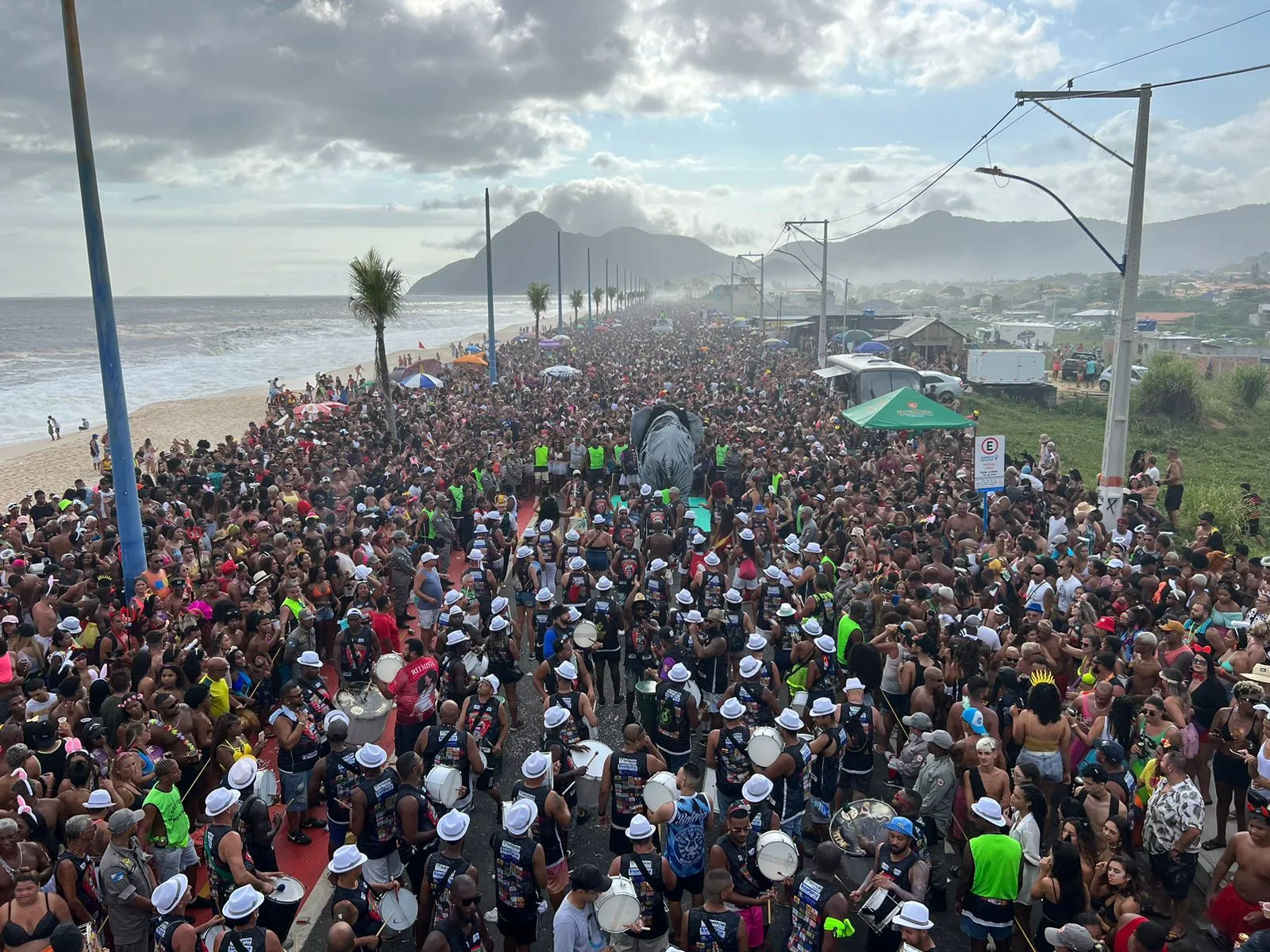 Bloco Tromba Nervosa arrastou multidão no Carnaval 2023 em Itaipuaçu. (foto: Adriano Marçal)