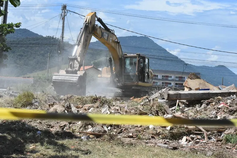 demolicao construca ponta negra 2