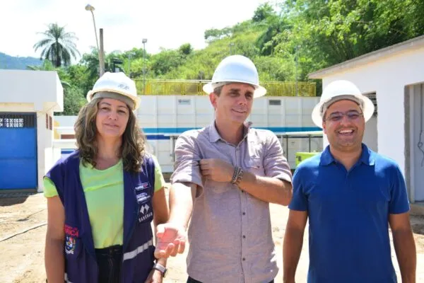 Maricá: Prefeito Fabiano Horta visita obras de ampliação da Estação de Tratamento de Água de Ponta Negra 2 presidente sanemar rita rocha prefeito fabiano horta e secretario de governo joao mauricio