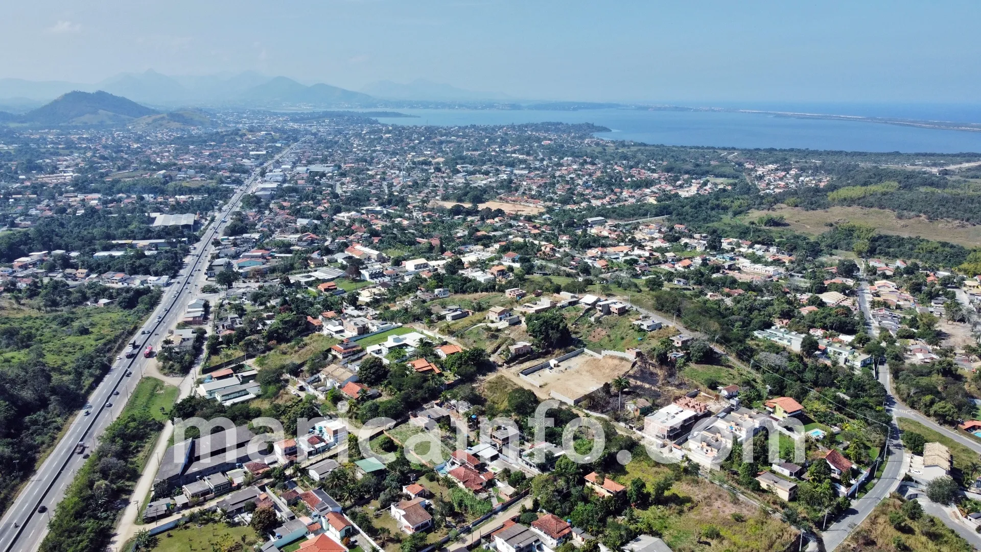 Bairro Sao Jose do Imbassai cortado pela RJ 106 com a Lagoa de Marica ao fundo