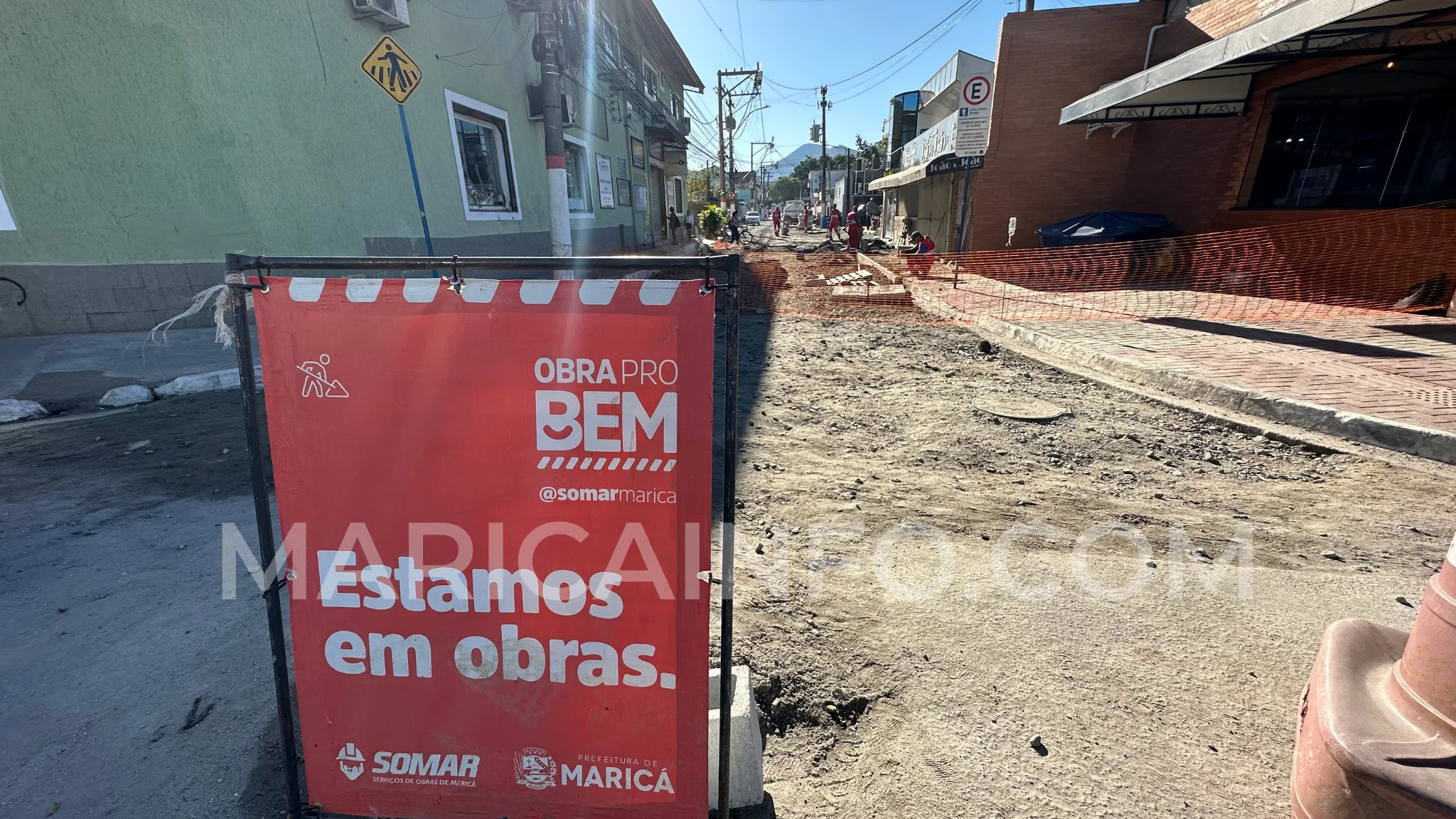 Obra na rua Athayde Parreiras já leva duas semanas. Demora causa transtornos a comerciantes e ao trânsito.