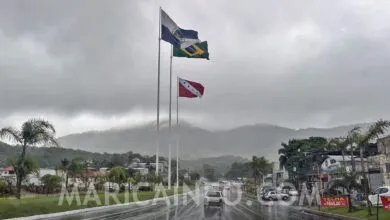 Tempo chuvoso em Maricá - Bandeiras em Inoã. (foto: João Henrique / Maricá Info)