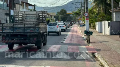 Trânsito na Mumbuca no primeiro dia do sistema binário no Centro. (Foto: João Henrique / Maricá Info)