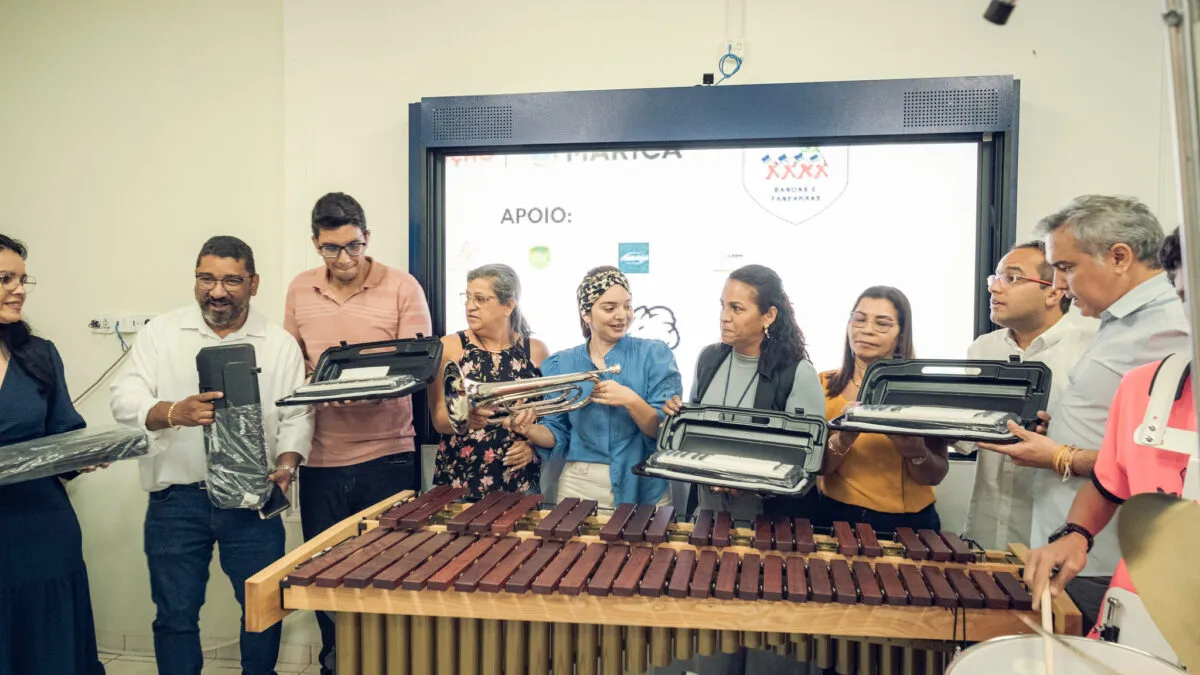 entrega de instrumentos musicais