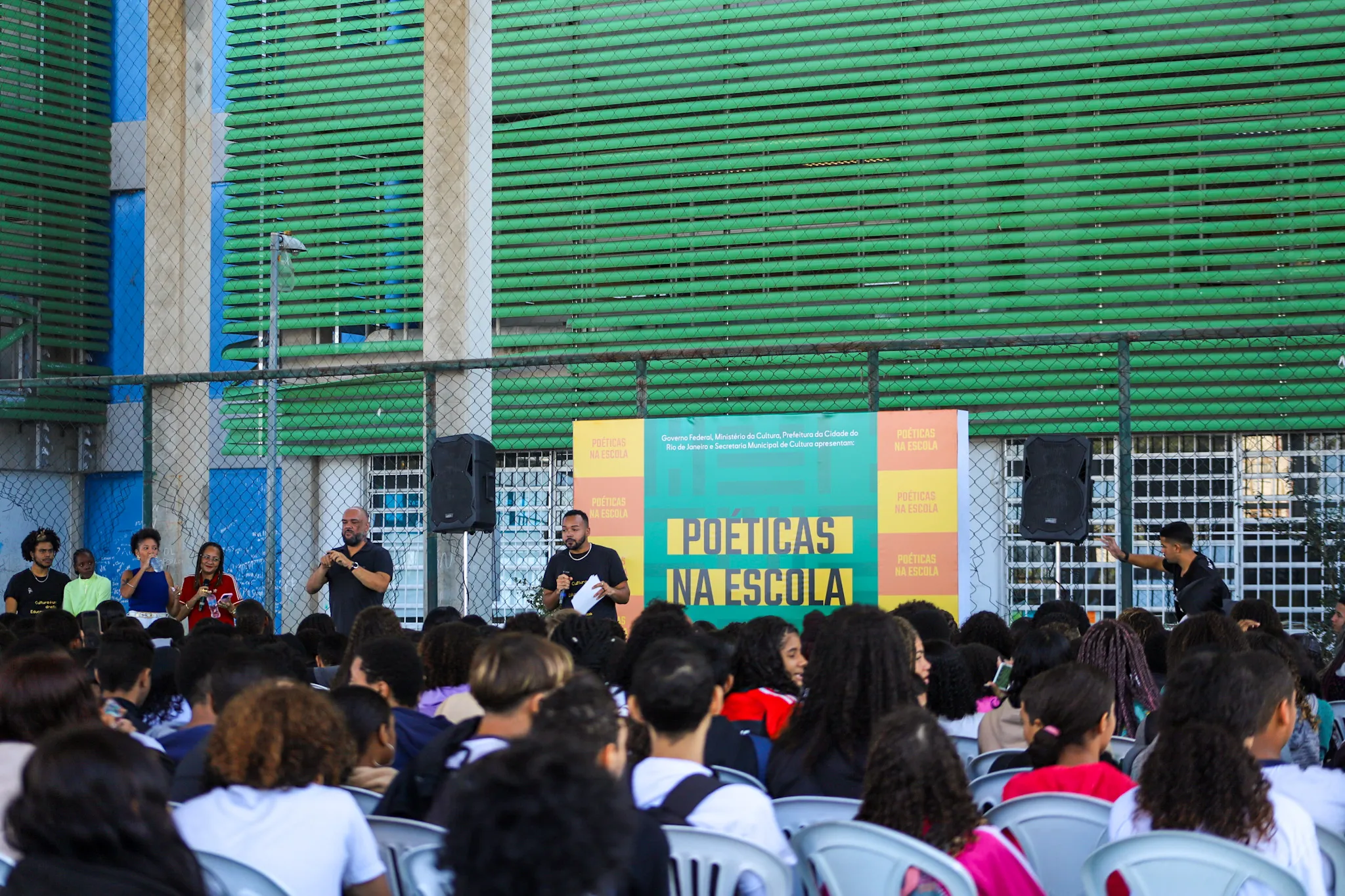 Poeticas na Escola Slam leva poesia e arte para estudantes da rede municipal do Rio
