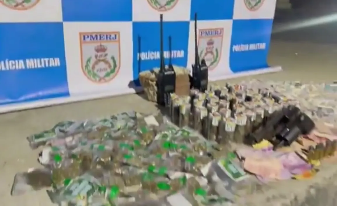 Maricá: Polícia Militar apreende drogas e arma na Comunidade da Estação 1 IMG 5223
