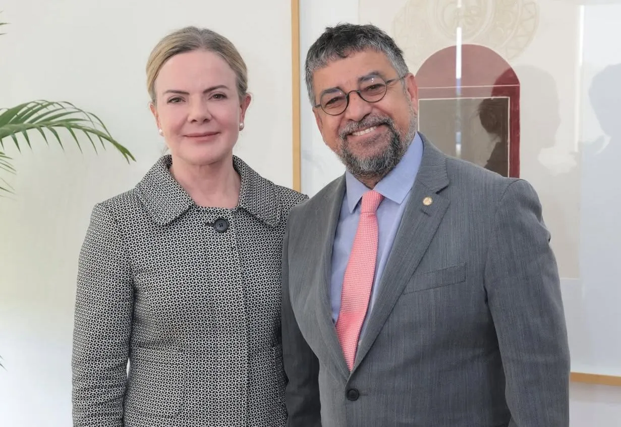 Quaquá desiste de disputar presidência do PT e apoia candidatura de Edinho Silva 1 Quaqua e Gleisi Hoffmann