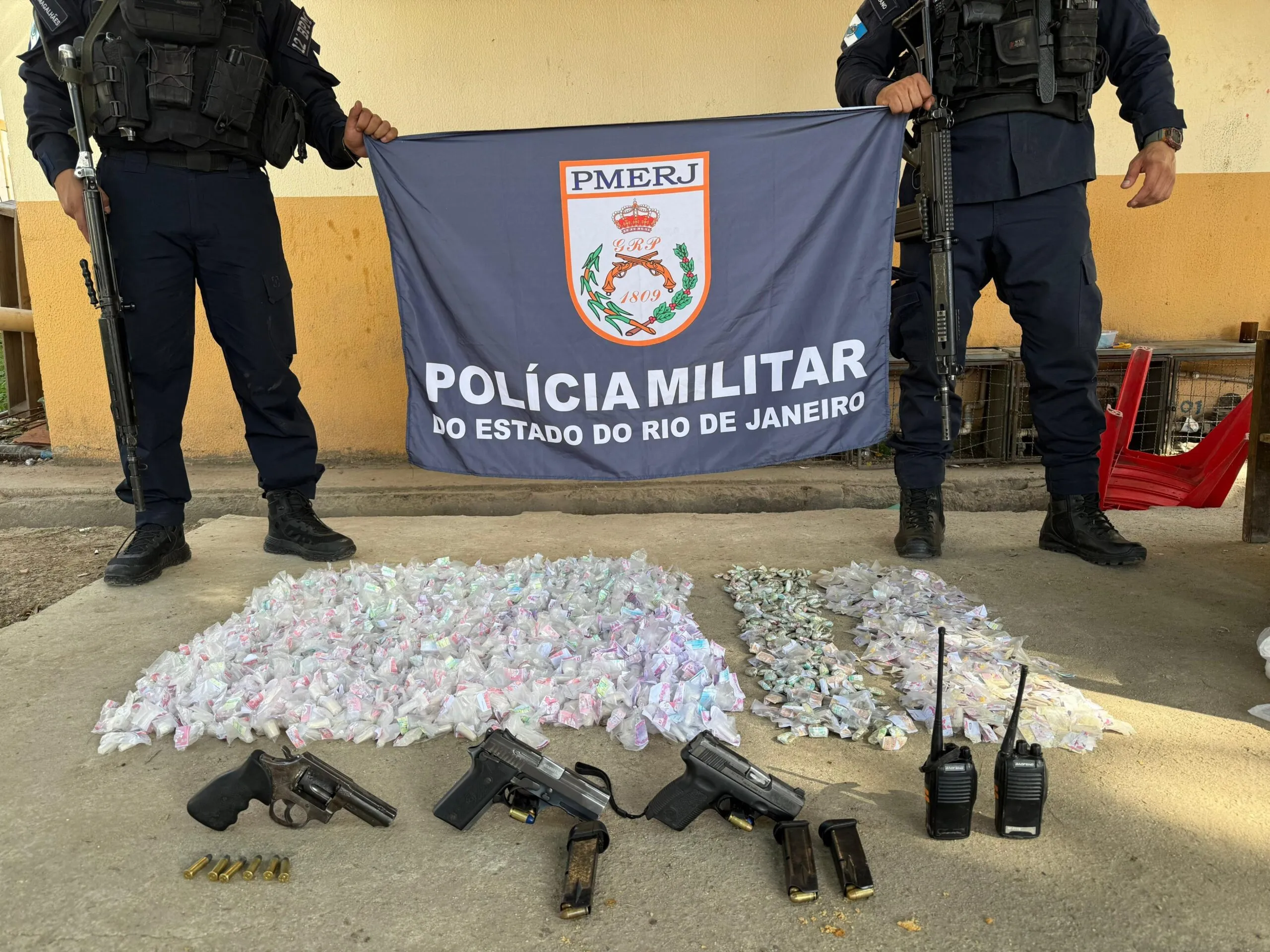 Polícia Militar apreende armas e drogas e prende quatro homens em Itaipuaçu 1 apreen ita1 scaled
