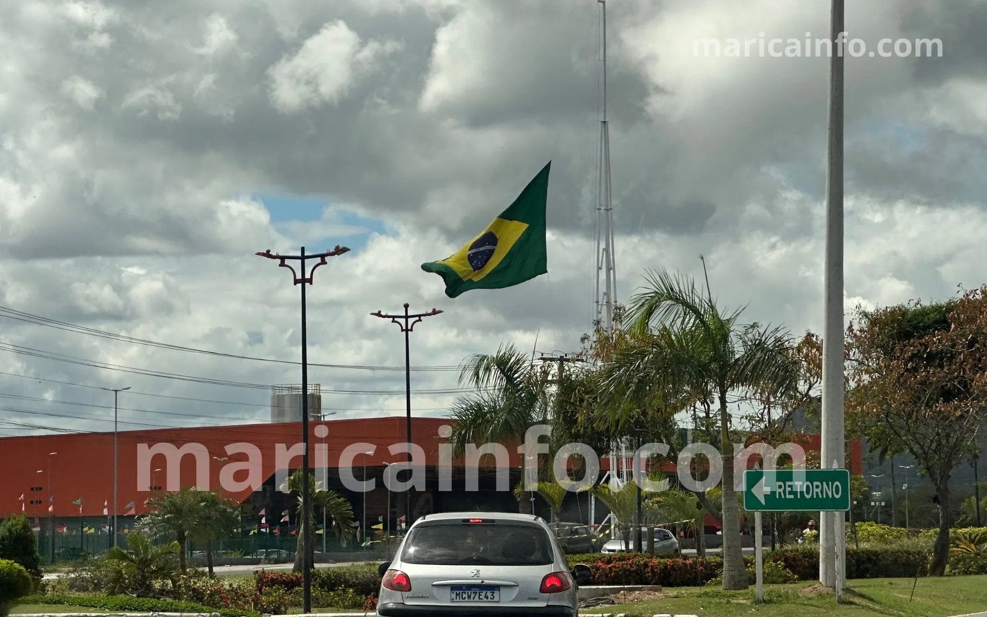 Luto oficial no Brasil... menos em Maricá 2 bandeira atacadao