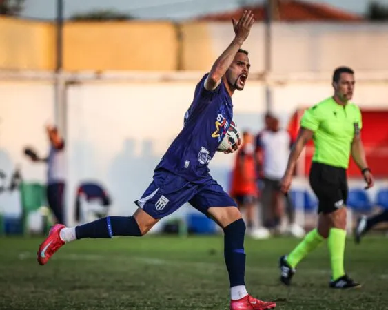 CBF muda calendário nacional e confirma Maricá F.C. na Série D de 2026 2 Atacante Pablo Thomaz em comemoracao do seu gol contra a Aparecidense de Goias